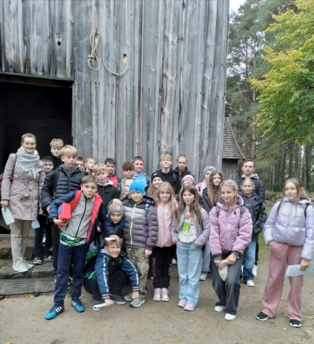 Fotorelacja z jesiennej wycieczki uczniów klas IV-VI do Parku Etnograficznego im. Teodory i Izydora Gulgowskich we Wdzydzach Kiszewskich